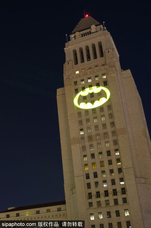 洛杉矶市政厅大楼亮蝙蝠侠信号灯 悼念“蝙蝠侠”饰演者亚当·韦斯特