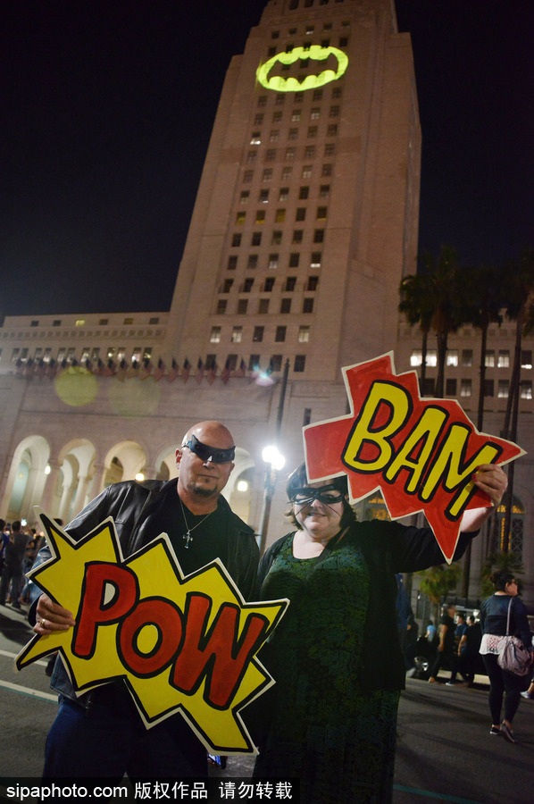 洛杉矶市政厅大楼亮蝙蝠侠信号灯 悼念“蝙蝠侠”饰演者亚当·韦斯特