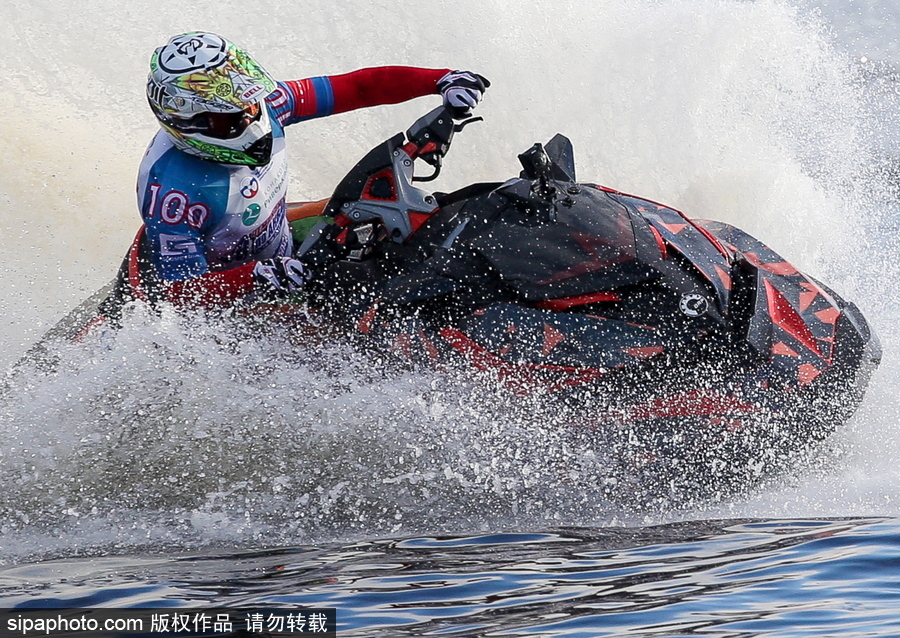 惊险刺激！俄罗斯水上摩托艇锦标赛 众高手上演水面版速度与激情