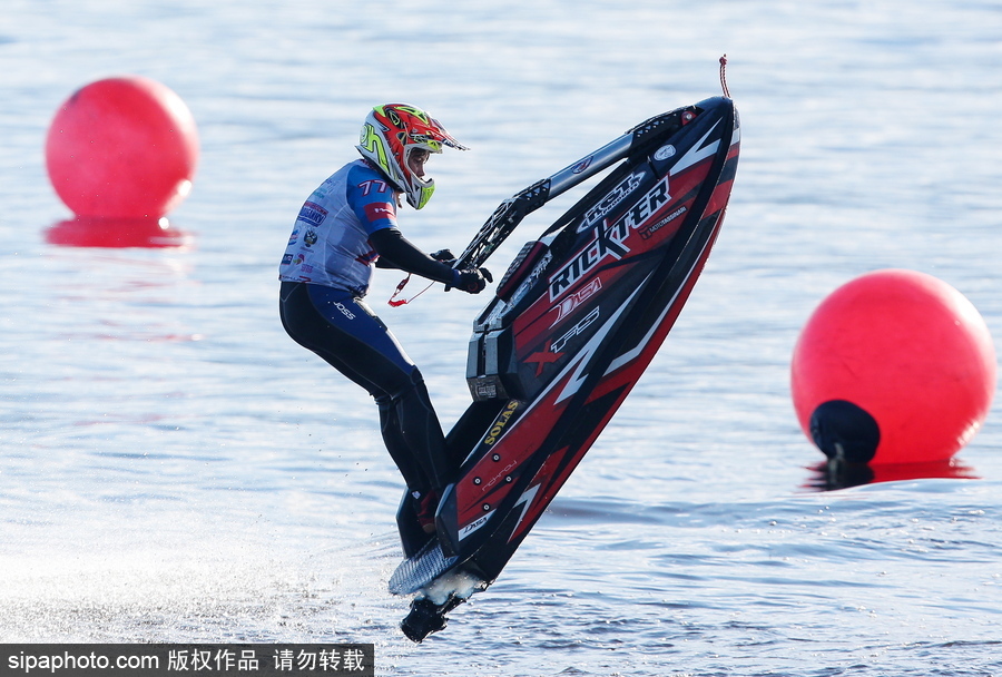 惊险刺激！俄罗斯水上摩托艇锦标赛 众高手上演水面版速度与激情