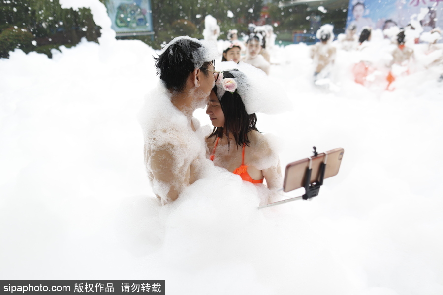 毕业就结婚！杭州情侣毕业生举行泡沫集体婚礼