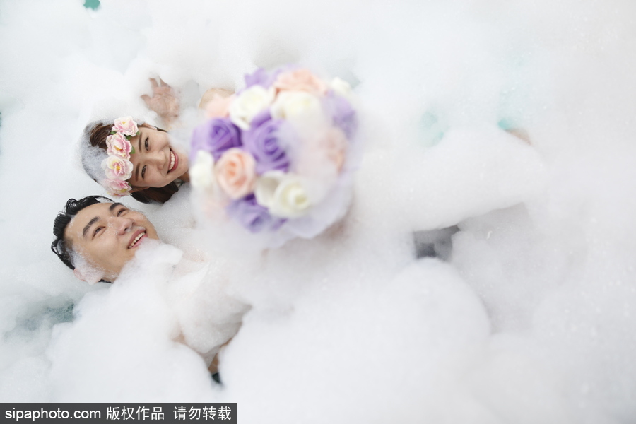 毕业就结婚！杭州情侣毕业生举行泡沫集体婚礼