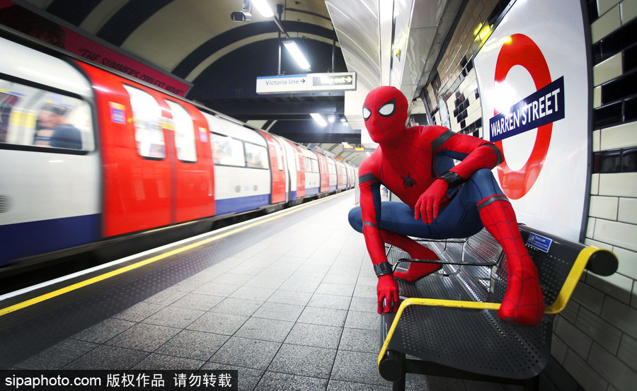超酷！蜘蛛侠穿梭伦敦街头小巷仿佛置身电影中