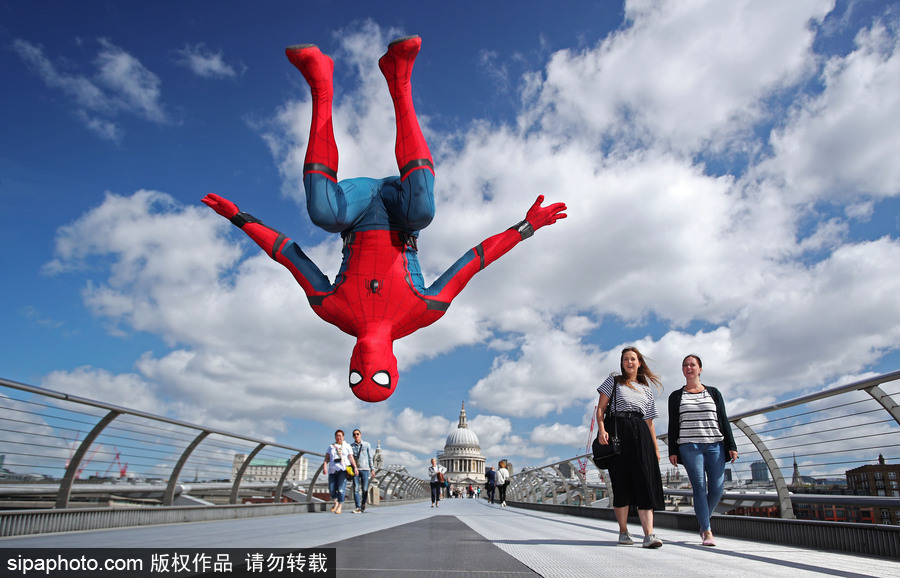 超酷！蜘蛛侠穿梭伦敦街头小巷仿佛置身电影中