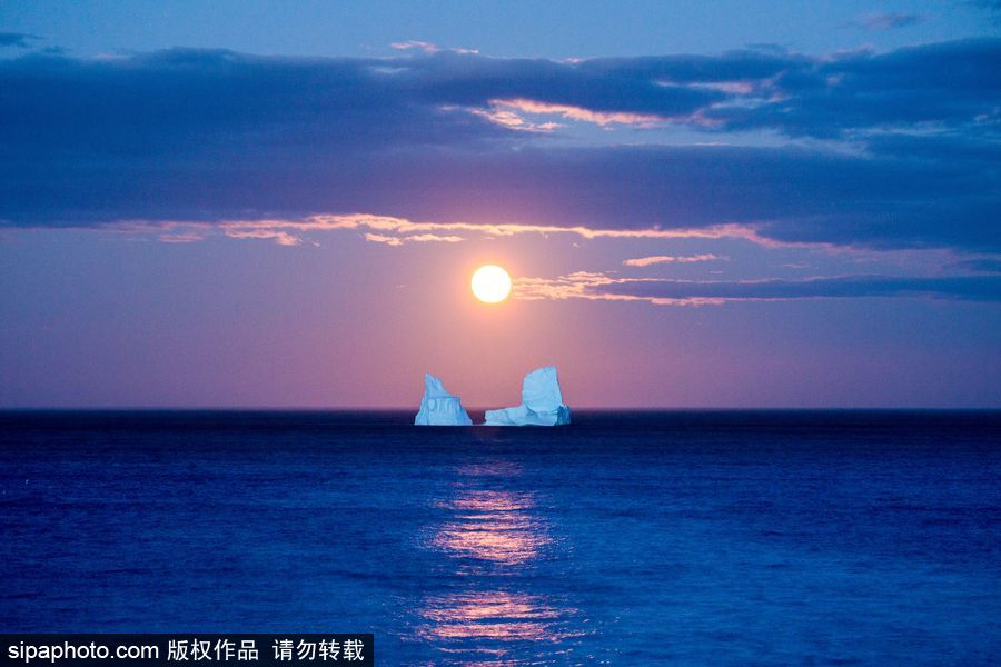 浪漫窒息美景 摄影师抓拍月亮从冰山升起瞬间