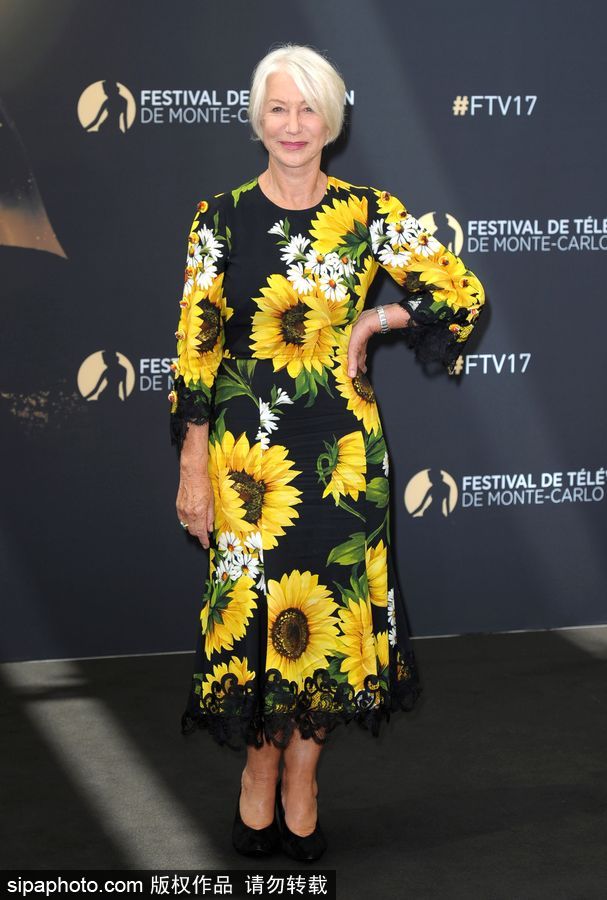 海伦·米伦穿太阳花图案连身裙优雅有风范