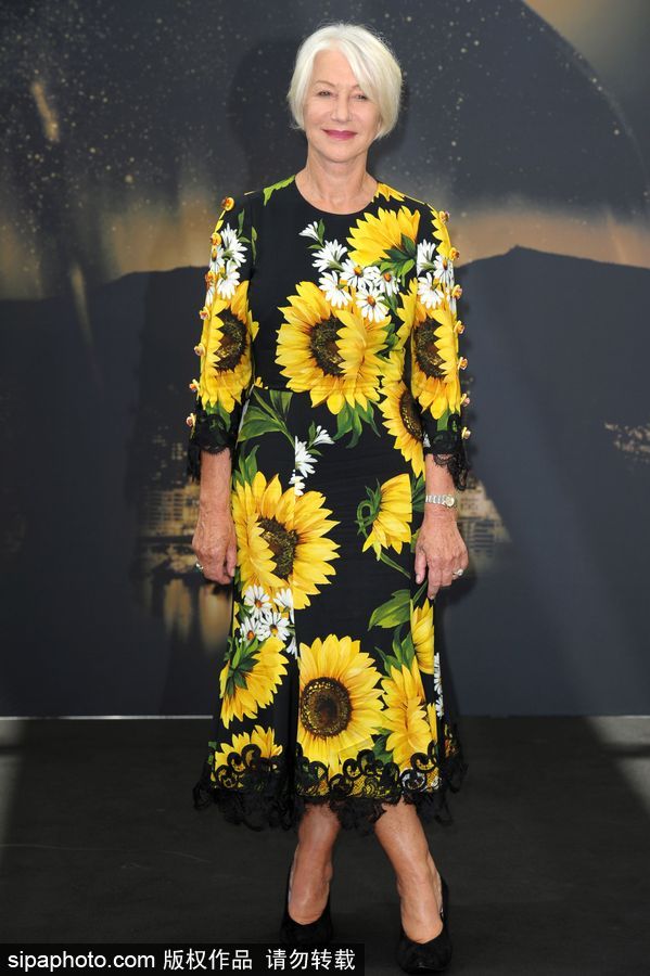 海伦·米伦穿太阳花图案连身裙优雅有风范
