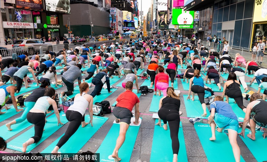 数千人纽约时代广场做瑜伽 迎接夏天来临