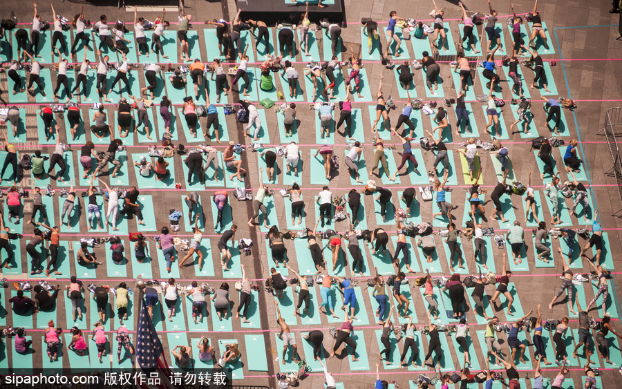 数千人纽约时代广场做瑜伽 迎接夏天来临