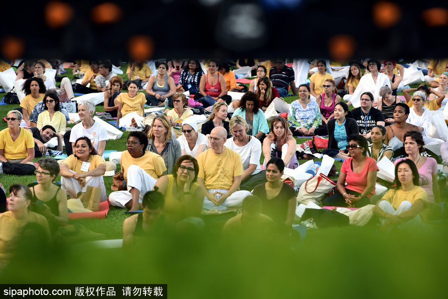 联合国总部庆祝“国际瑜伽日” 聚集千名爱好者参加瑜伽课程