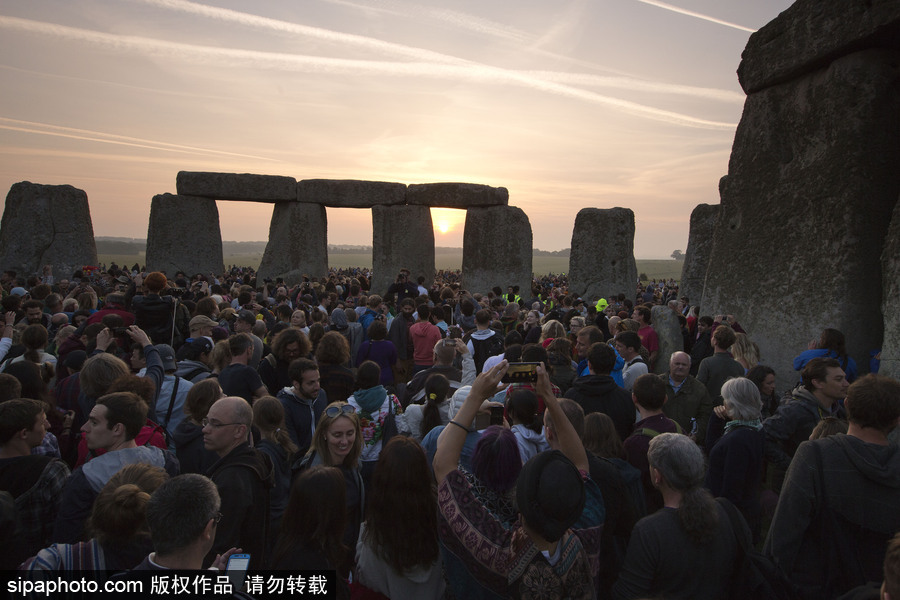 英国民众聚集史前巨石阵 庆祝夏至日到来