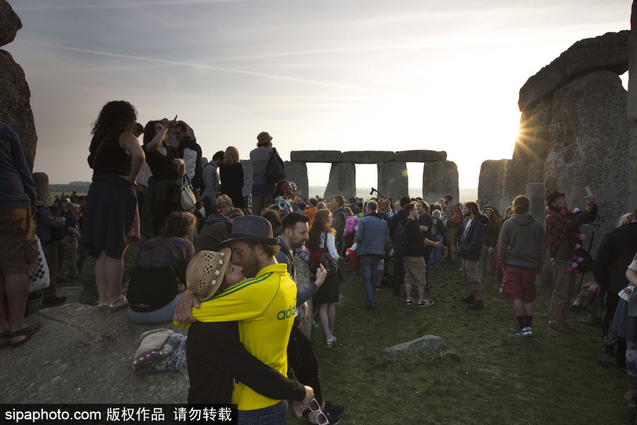 英国民众聚集史前巨石阵 庆祝夏至日到来