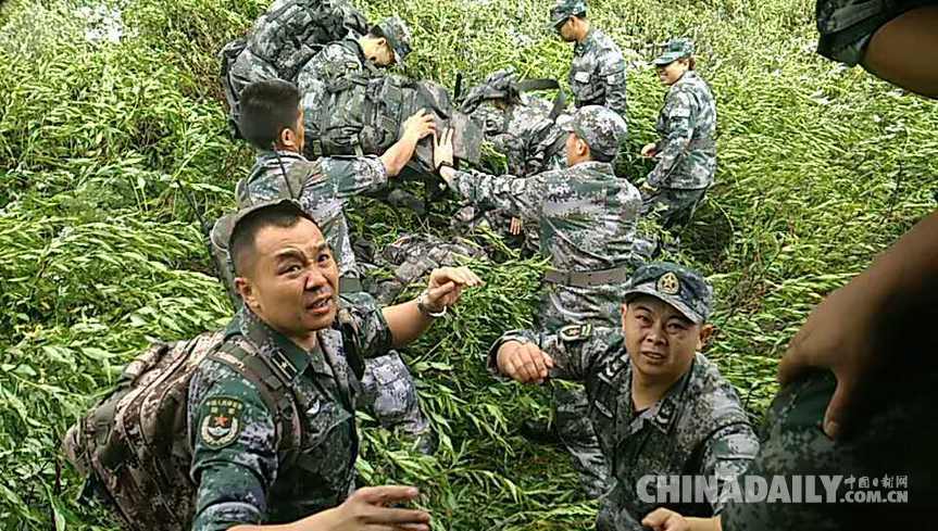 西部战区陆军组织野外指挥组和医疗队紧急前往茂县塌方现场