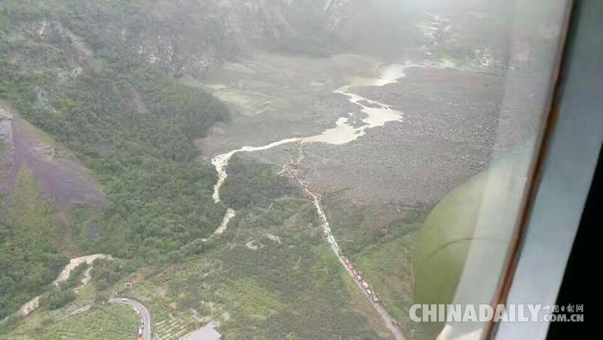 西部战区陆军组织野外指挥组和医疗队紧急前往茂县塌方现场