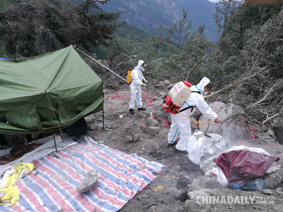 武警官兵在茂县山体垮塌现场进行防疫工作