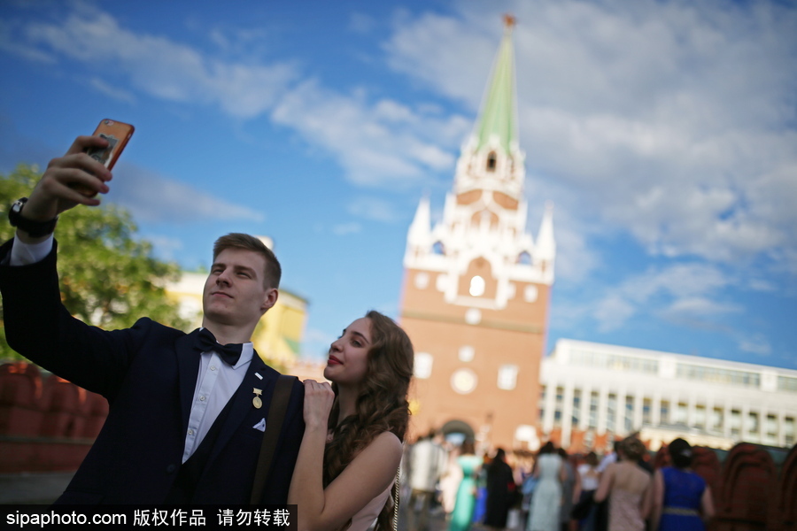 俄罗斯举行高校毕业舞会 学生盛装出席不输模特