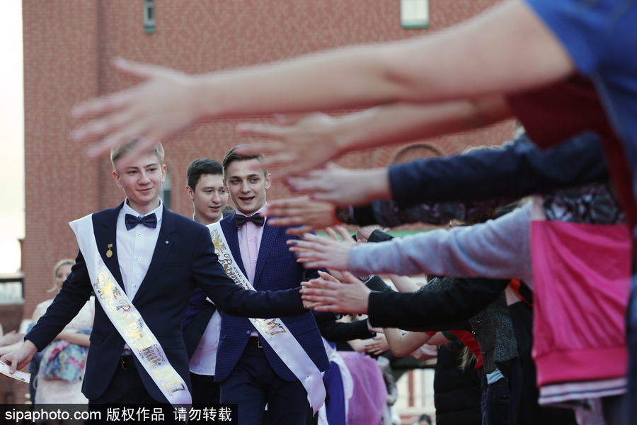 俄罗斯举行高校毕业舞会 学生盛装出席不输模特