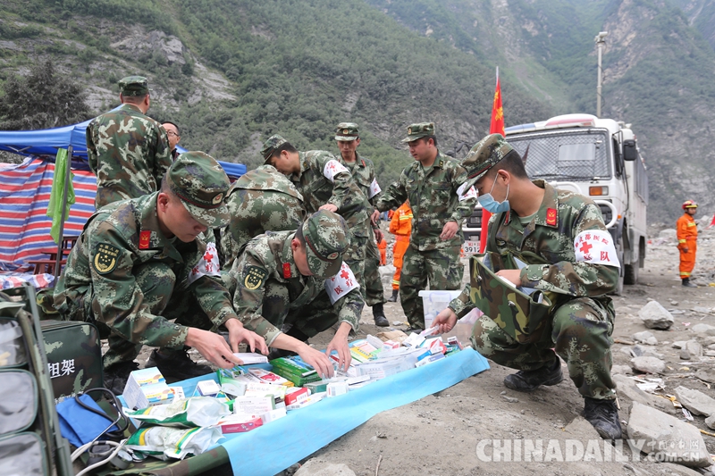 四川茂县：武警官兵现场提供医疗保障