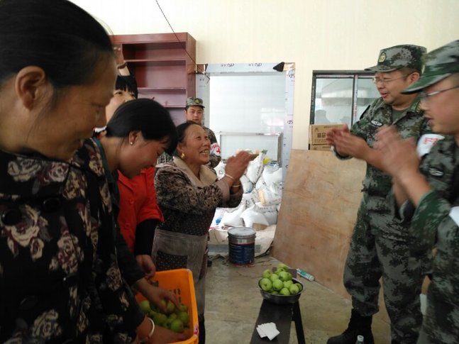 茂县灾区群众自发给参加救援的部队医疗队送水果