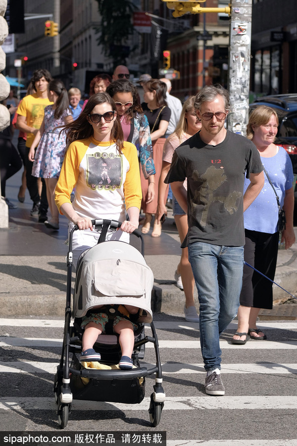安妮·海瑟薇夫妇手推婴儿车街头散步满满幸福感