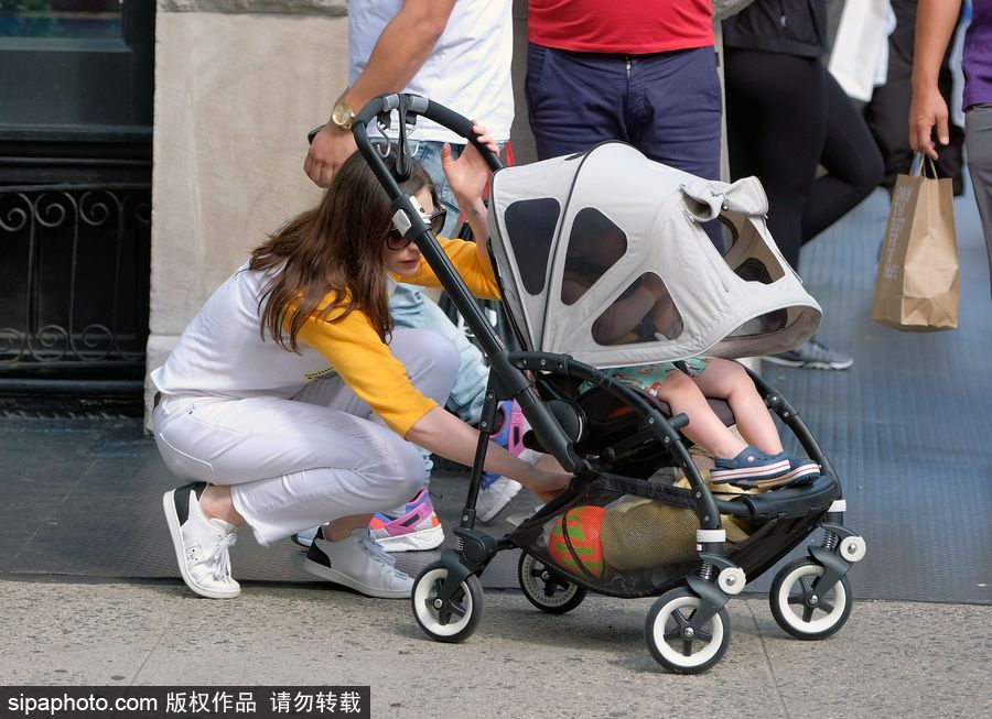 安妮·海瑟薇夫妇手推婴儿车街头散步满满幸福感