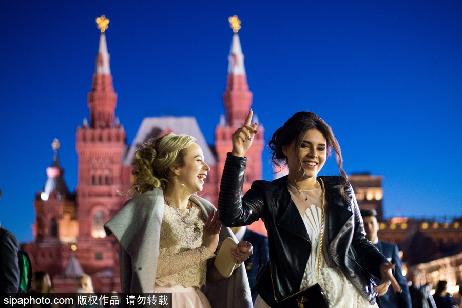 狂欢亦是最好的告别 实拍俄罗斯莫斯科毕业舞会盛况