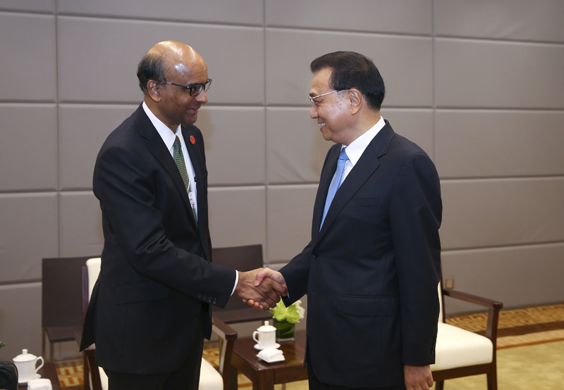 李克强会见新加坡副总理尚达曼