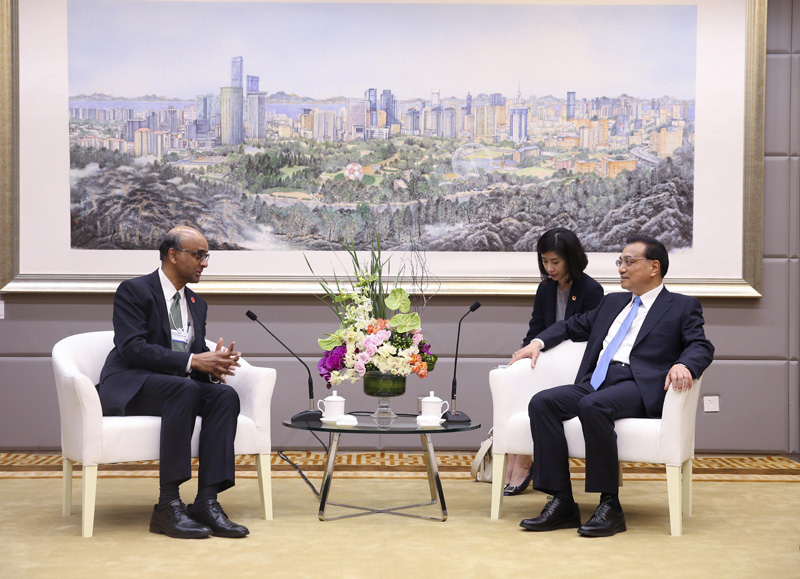 李克强会见新加坡副总理尚达曼