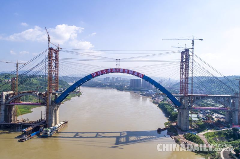 组图：同时跑高铁汽车 金沙江公铁两用大桥成世界首例