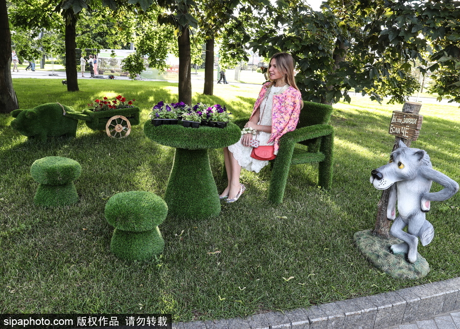 莫斯科举办国际花展节 精美花雕引民众驻足
