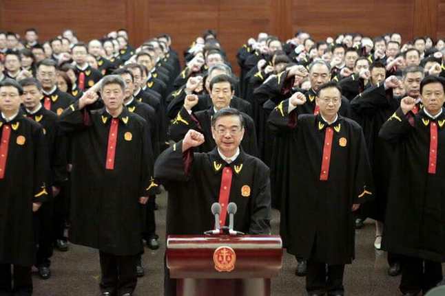 最高人民法院首批员额法官进行宪法宣誓