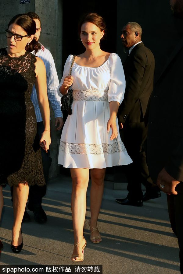 娜塔丽·波特曼产后又美的不像话！穿小白裙颜值高