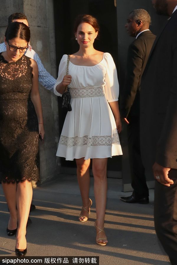 娜塔丽·波特曼产后又美的不像话！穿小白裙颜值高