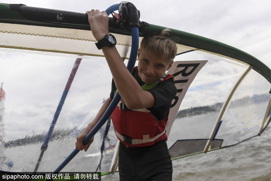 从娃娃抓起！探访俄罗斯新西伯利亚儿童帆板学校
