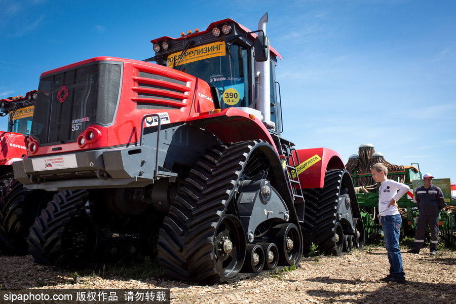 俄罗斯举行耕地大赛 大马力巨型拖拉机亮相令人惊叹