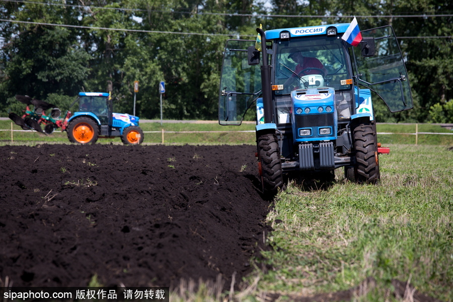 俄罗斯举行耕地大赛 大马力巨型拖拉机亮相令人惊叹