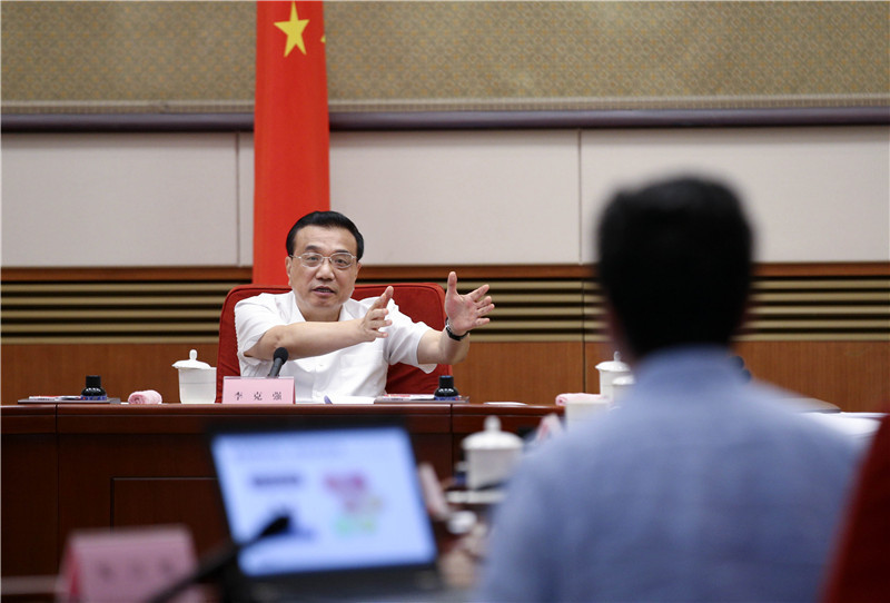 李克强主持召开经济形势专家和企业家座谈会