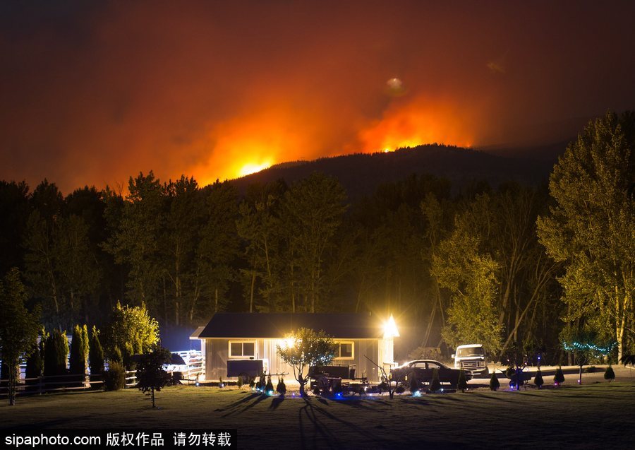 加拿大卑诗省山火蔓延 近7000人被疏散全省进入紧急状态
