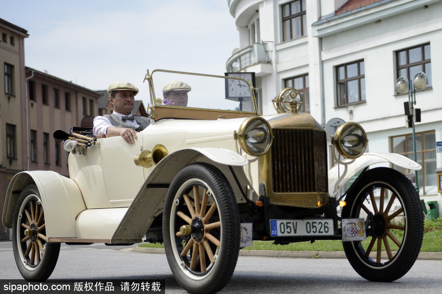 捷克举行古董车游行 民众身着复古服装穿行街道
