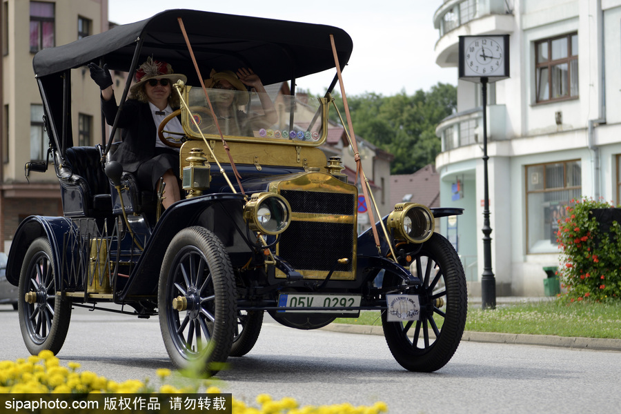 捷克举行古董车游行 民众身着复古服装穿行街道
