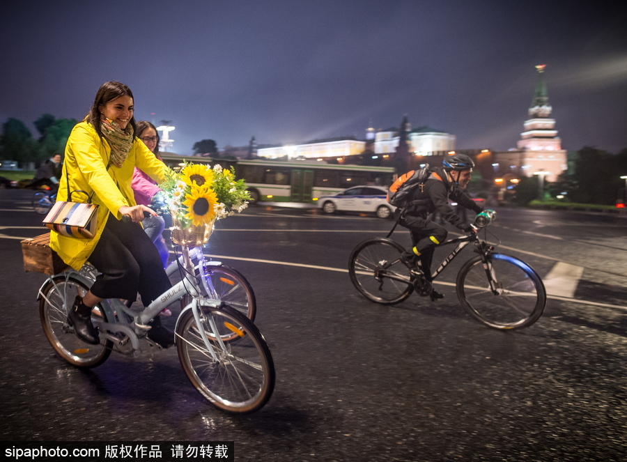 似萤火虫“星火点点” 莫斯科夜间骑行活动点亮城市夜色