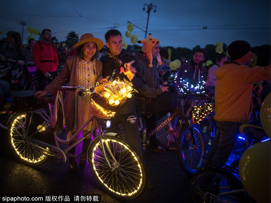 似萤火虫“星火点点” 莫斯科夜间骑行活动点亮城市夜色