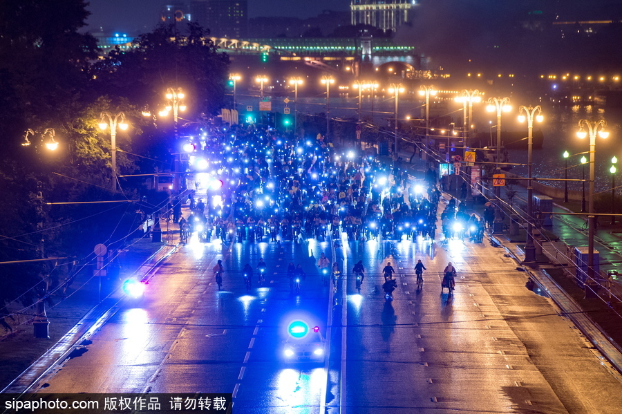 似萤火虫“星火点点” 莫斯科夜间骑行活动点亮城市夜色