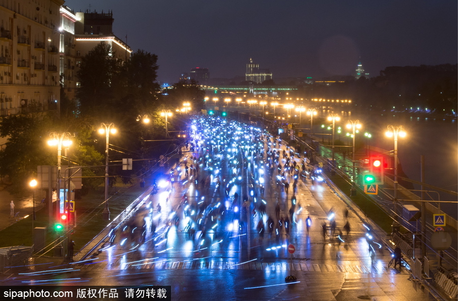 似萤火虫“星火点点” 莫斯科夜间骑行活动点亮城市夜色