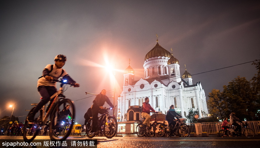 似萤火虫“星火点点” 莫斯科夜间骑行活动点亮城市夜色