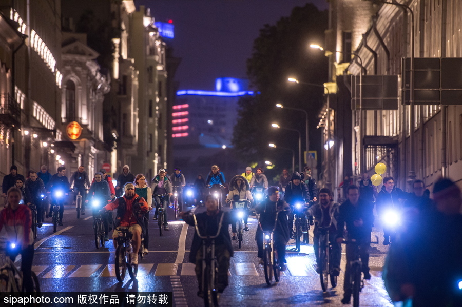 似萤火虫“星火点点” 莫斯科夜间骑行活动点亮城市夜色