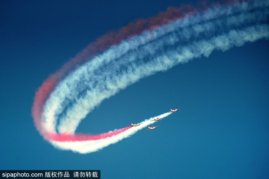 直击捷克空军飞行队精彩飞行表演 整齐划一翱翔蓝天场面壮观