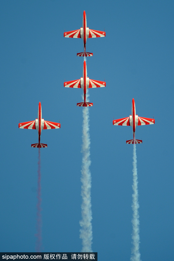 直击捷克空军飞行队精彩飞行表演 整齐划一翱翔蓝天场面壮观