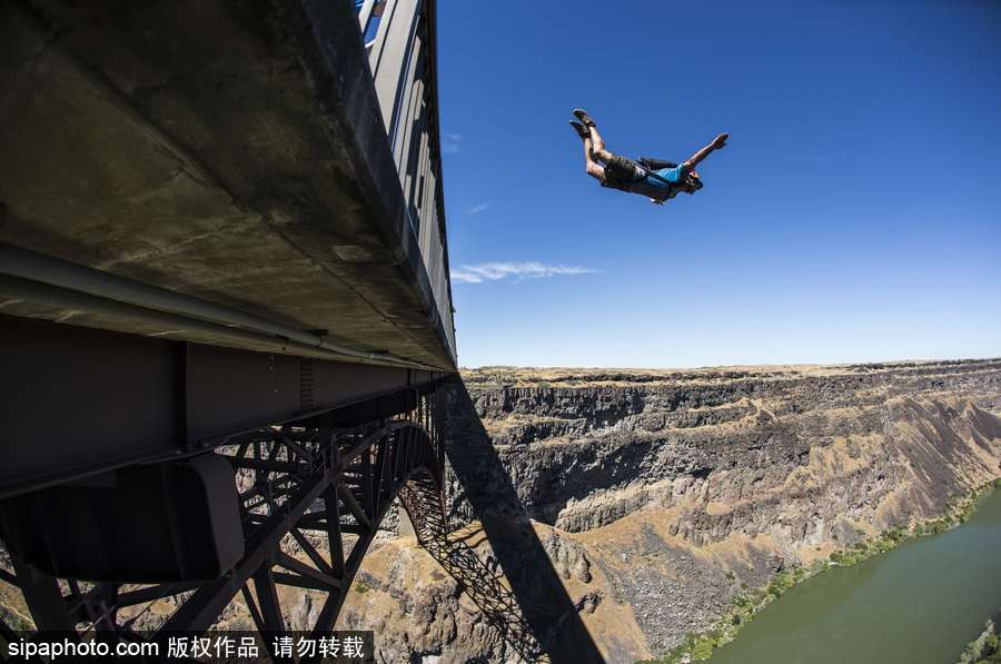 大神请收下我的膝盖！美国跳伞高手24小时内疯狂跳伞63次创造世界纪录