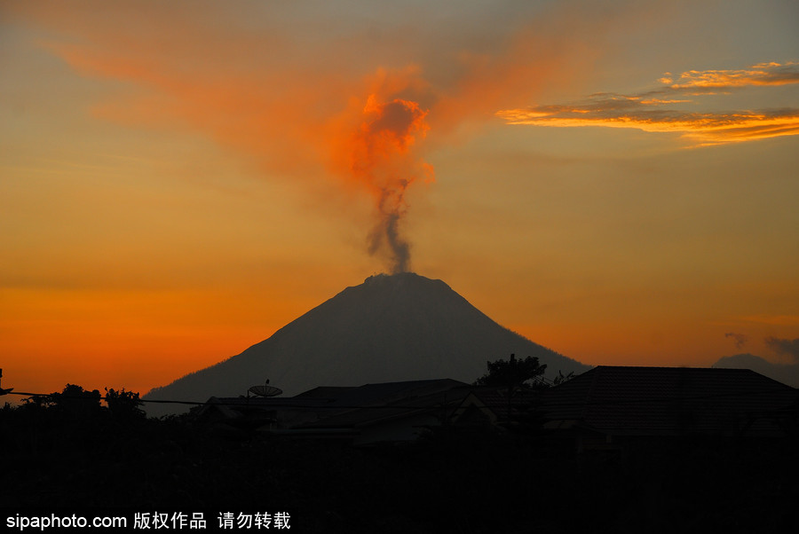 印尼锡纳朋火山持续喷发 日暮时分火光冲天染红天际